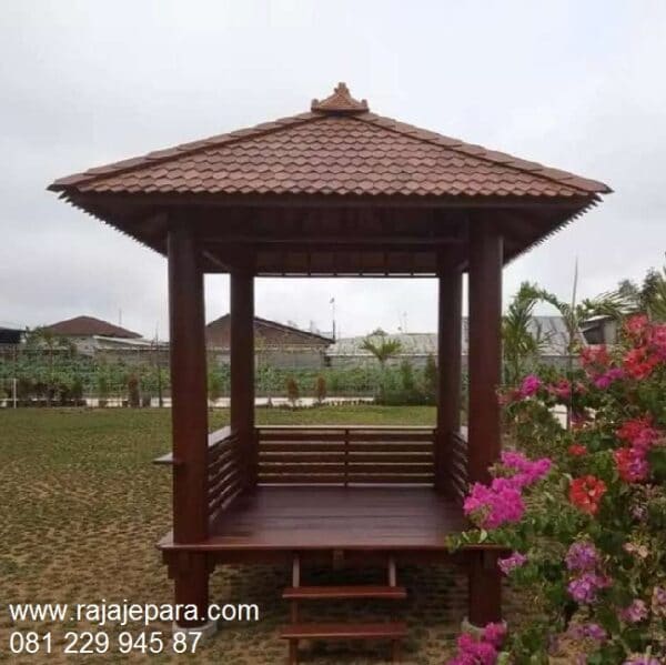 Gazebo kayu sederhana minimalis ukuran 2x2 dari kayu kelapa atau glugu Sulawesi model desain saung rumah taman pantai atap sirap harga murah